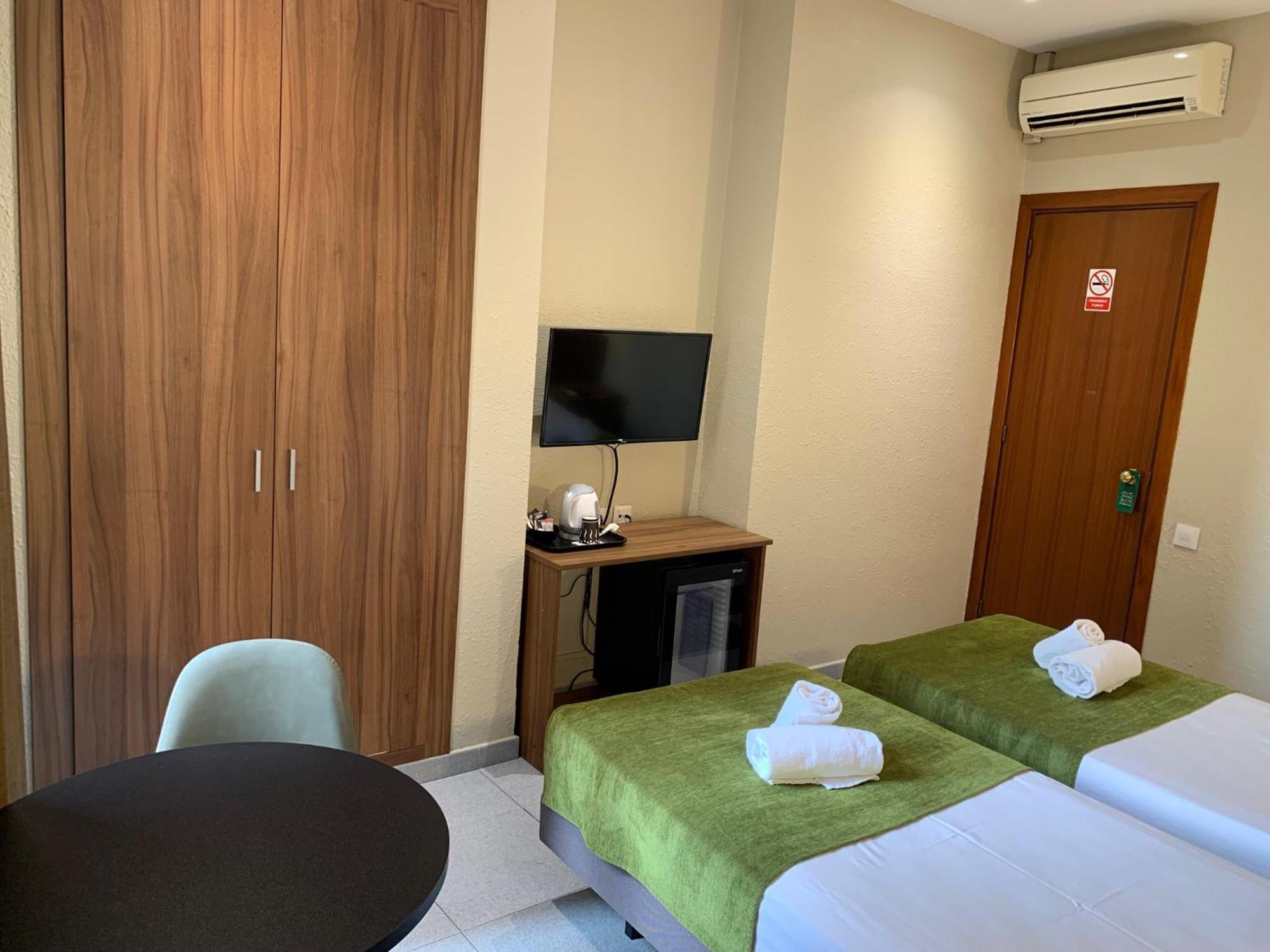 Hotel Aneto Barcelona Luaran gambar