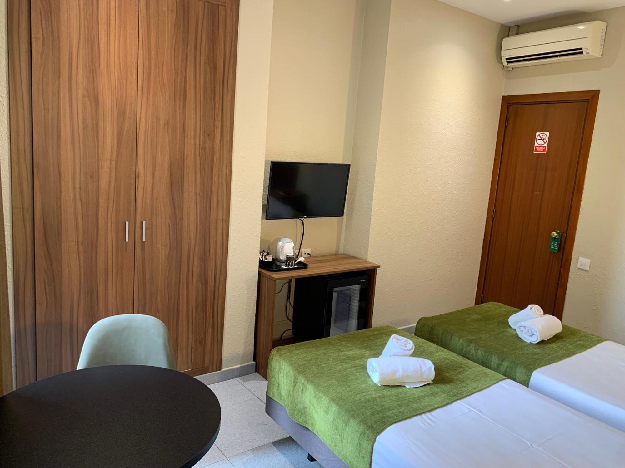 Hotel Aneto Barcelona Luaran gambar