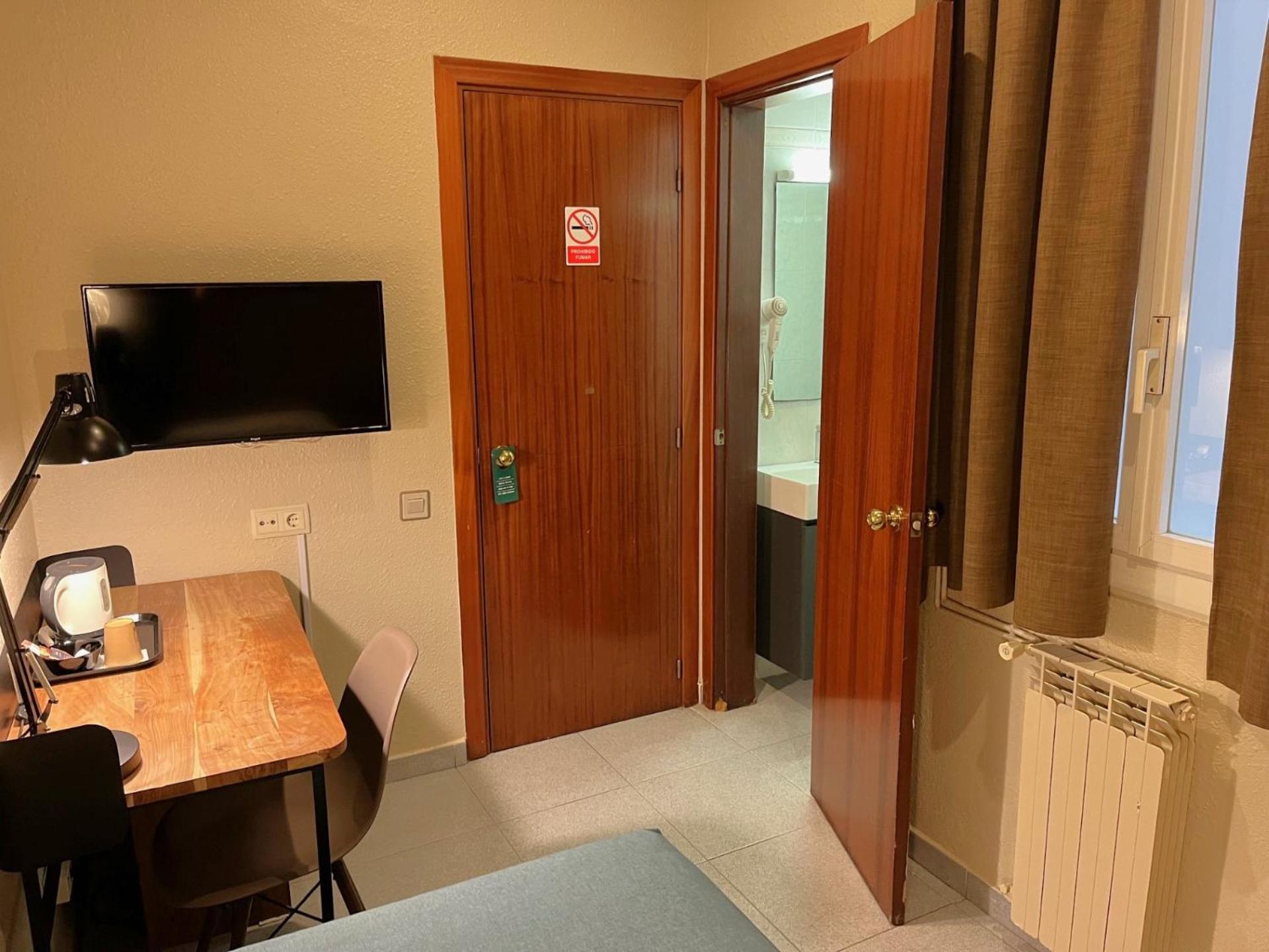 Hotel Aneto Barcelona Luaran gambar
