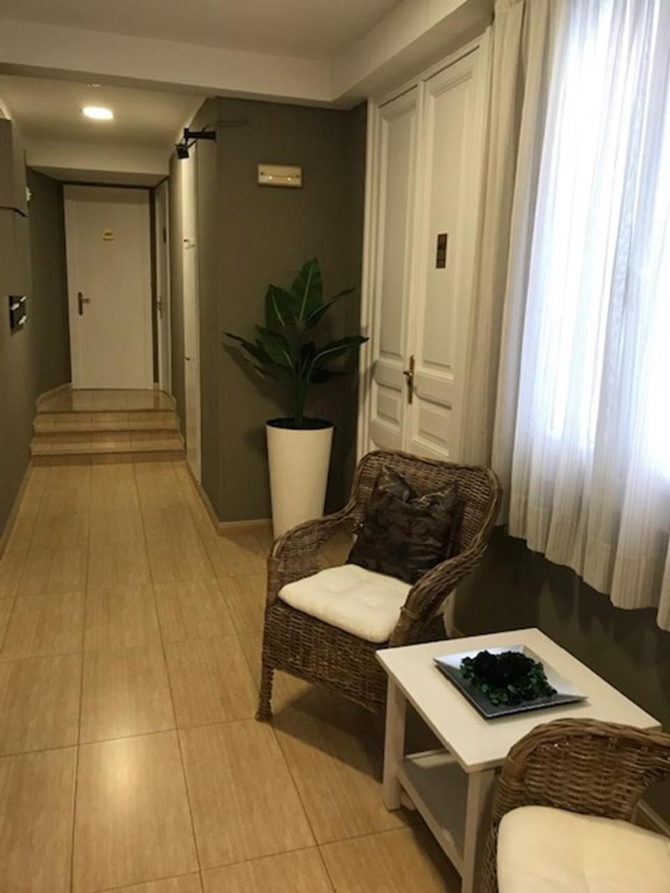 Hotel Aneto Barcelona Luaran gambar