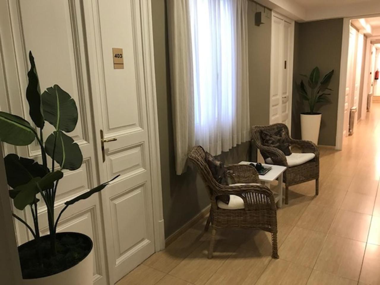 Hotel Aneto Barcelona Luaran gambar